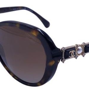 Chanel Tortoise Bijou Limited Edition
Pearls/Crystals Polarized Sunglasses